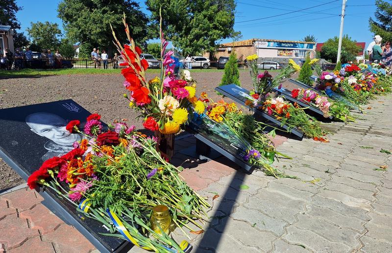 Навіки в наших серцях: у Мотижині відкрили Алею Пам’яті Героям-Захисникам