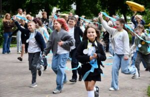 Діти біжать з стрічками в руках