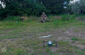Військовослужбовець 115 ОМБр з позивним «Патон» керує квадрокоптером Mavic на відкритій місцевості.