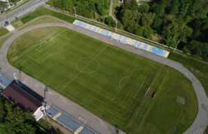 Зображення центрального стадіону імені М. Х. Бруквенка в Макарові з висоти пташиного польоту