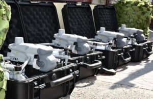 Чотири квадрокоптери DJI Matrice 4T у чорних захисних кейсах, підготовлені для передачі військовим.