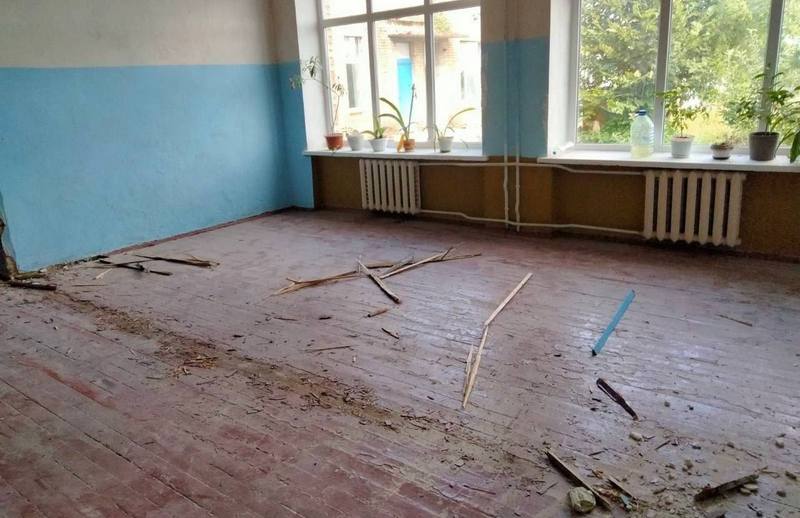 Демонтаж старої дерев'яної підлоги в приміщенні Ніжиловицької гімназії під час ремонтних робіт.