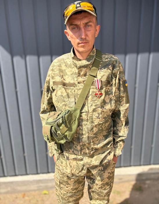 Український військовослужбовець Андрій Гомон у піксельній формі з нагрудною відзнакою «За бойові досягнення в обороні незалежності держави»