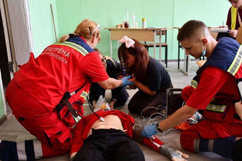 Медики надають допомогу потерпілому та людині в стані шоку під час змагань.