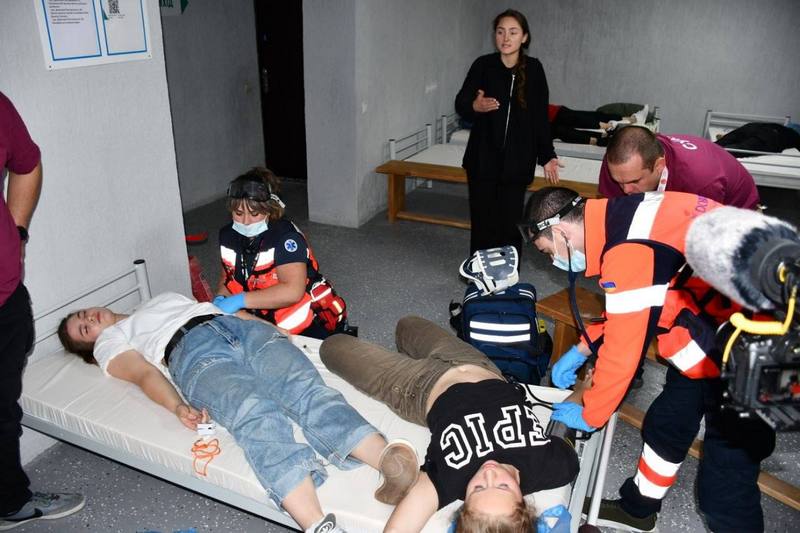 Медики та умовні постраждалі під час відпрацювання сценарію з надання допомоги в екстрених умовах.