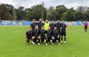 Командне фото гравців ФСК «Макарів» у темній формі на футбольному полі стадіону ім. М. Х. Бруквенка.