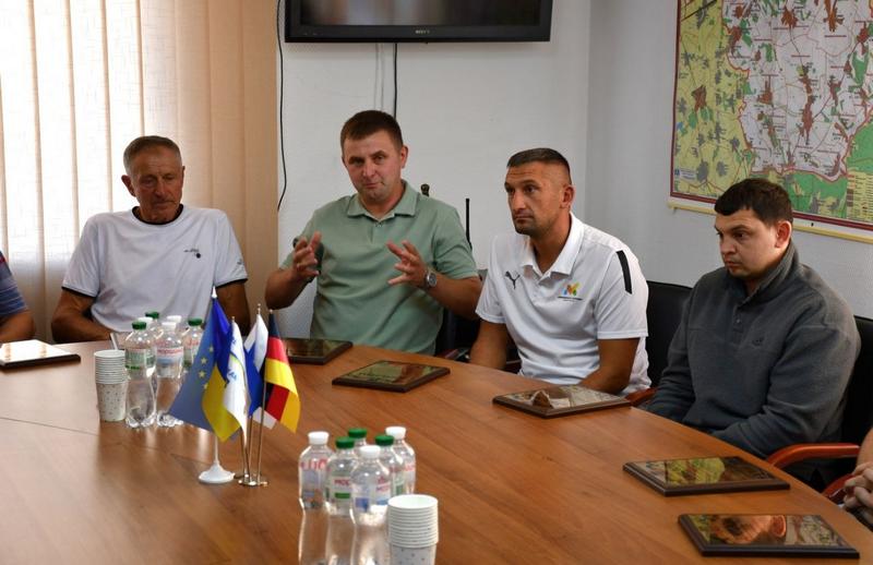 Робочий момент зустрічі керівництва громади зі спортивним активом Макарівщини. На столі встановлені прапори України та ЄС.